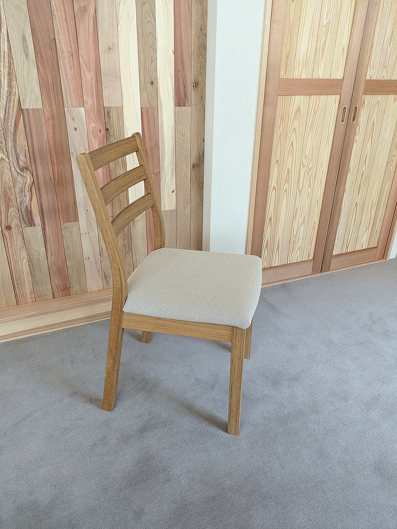 木製の椅子が置かれた明るい和のしつらえの部屋